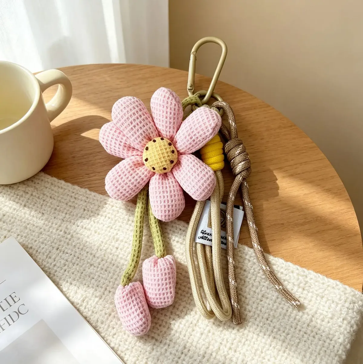 mignon porte-clés floral en tissu rembourré avec sangles en corde pour sacs à main, sacs fourre-tout, sacs à dos et décoration de sacs de tous les jours.