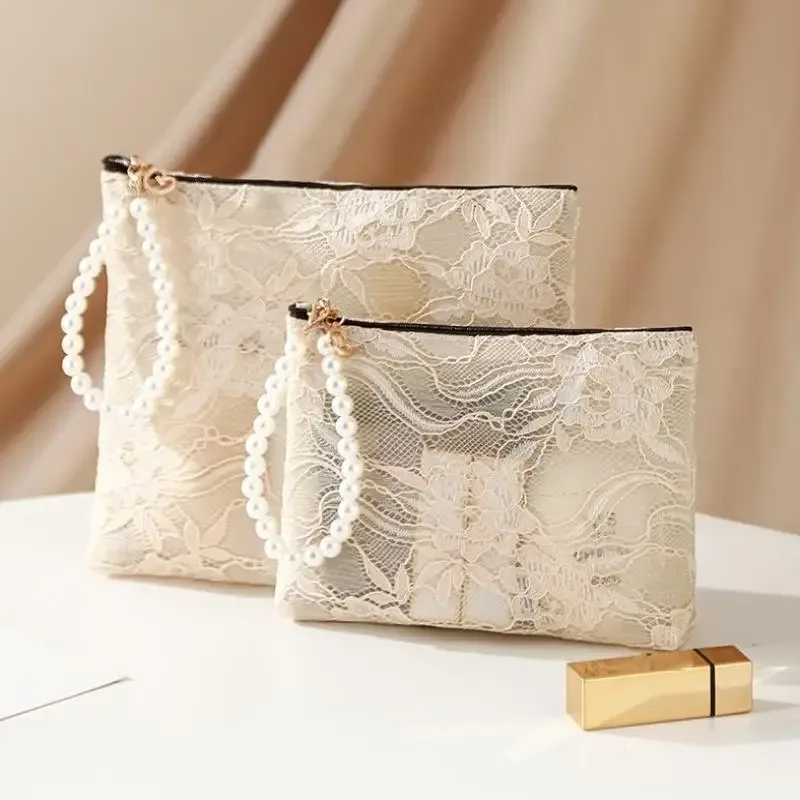 pochette cosmétique en dentelle avec sangle de poignet en perles et design semi-transparent, idéale pour le rangement quotidien du maquillage et les voyages