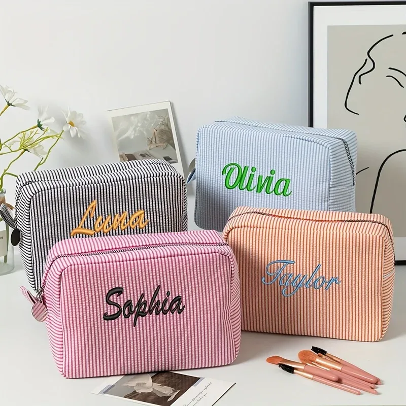 trousse de maquillage à rayures brodée – trousse à cosmétiques personnalisée, pochette de beauté élégante, cadeau parfait de demoiselle d'honneur pour la célébration du mariage