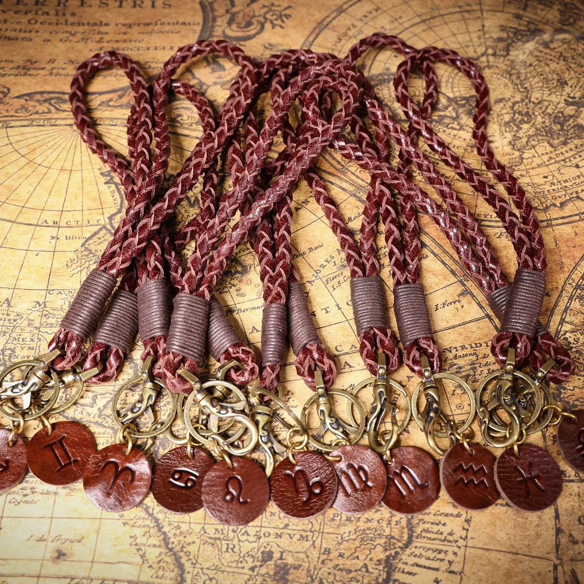 porte-clés vintage en cuir véritable fait main, tissé à la main en cuir de vache, cadeau pour hommes et femmes avec crochet en laiton zodiacal, accessoire pour sac à dos.