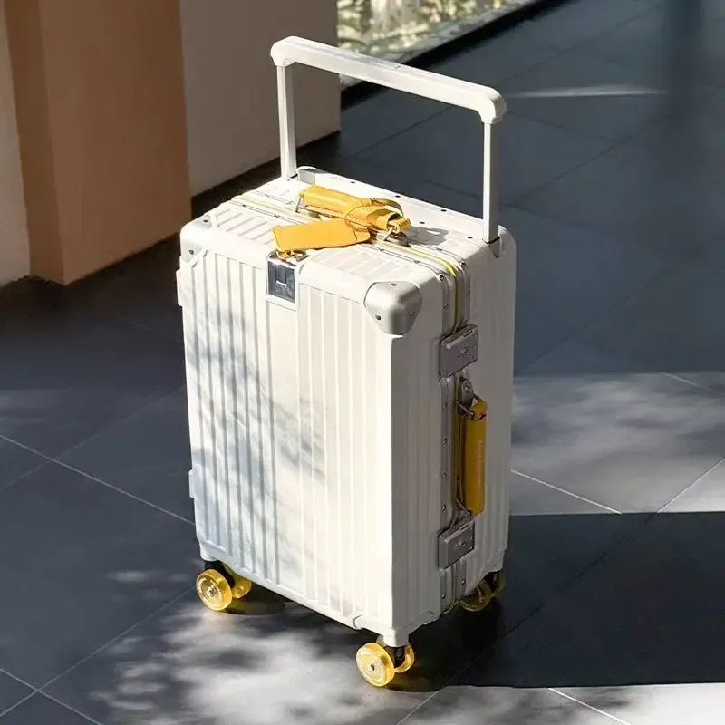 valise pc aluminium roues pivotantes silencieuses serrure tsa compartiments internes couleur noire ligne dorée grande capacité voyage