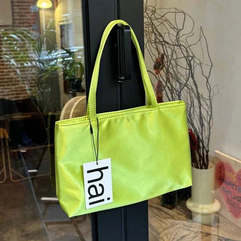 sac à main de luxe élégant en satin de soie pour femme, petit sac fourre-tout de couleur unie, sac à bandoulière polyvalent pour le quotidien et les déplacements