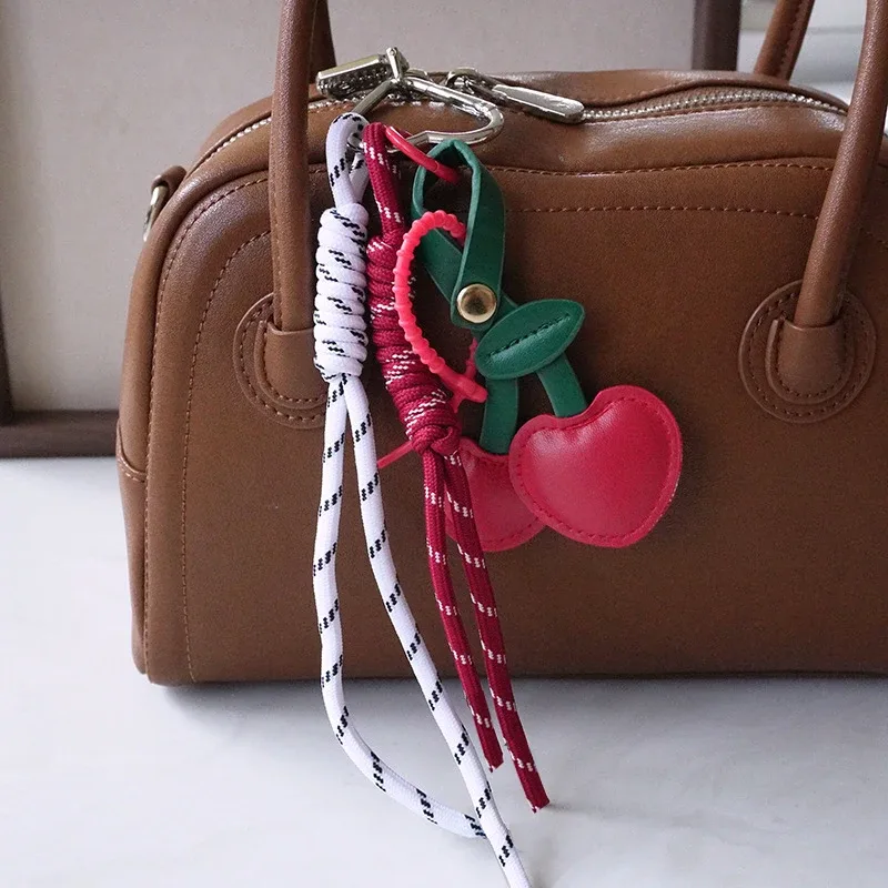 porte-clés pendentif en cuir pu tressé avec motif fraise et cerise, accessoire de sac à dos pour femme