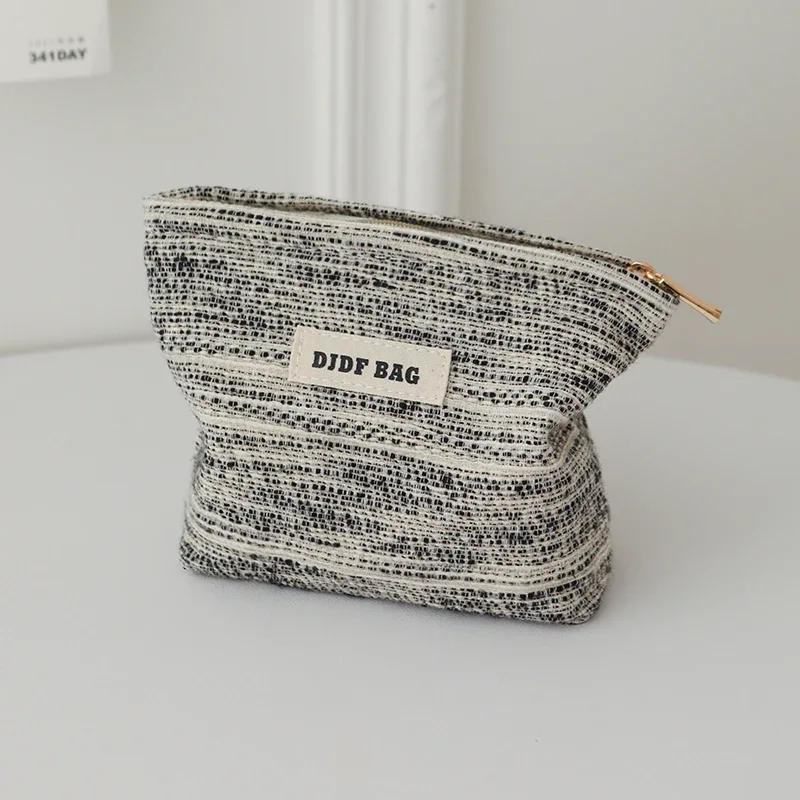 trousse toilette polyester noir blanc motifs points zip doré format carré oreiller minimaliste cosmétiques voyage femmes