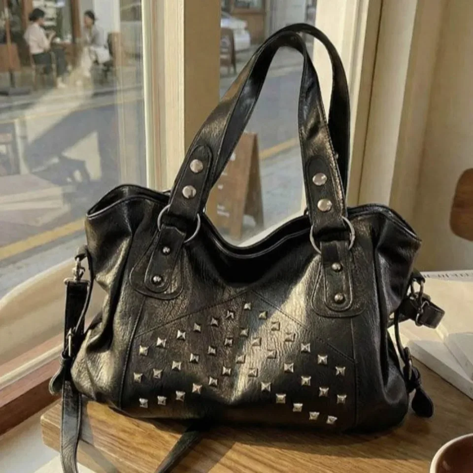 sacs à main rivet punk grande capacité, sacs fourre-tout décontractés en cuir souple de qualité supérieure, sacs à bandoulière pour le quotidien, les trajets et les voyages