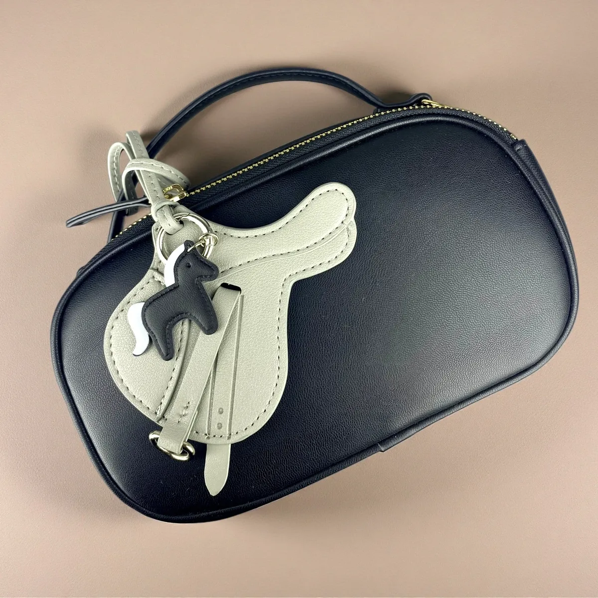 breloque de sac en cuir pu faite à la main avec petit pendentif cheval – cadeau équestre élégant et unique pour sac à main, porte-clés et sac à dos
