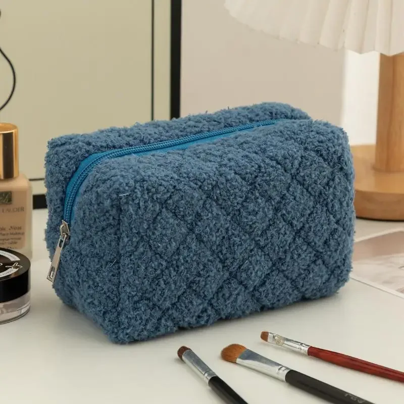 trousse de maquillage douce en peluche avec poignée intégrée ; motif cœur adorable ; rangement cosmétique portable de voyage, trousse à crayons et pochette organisateur.