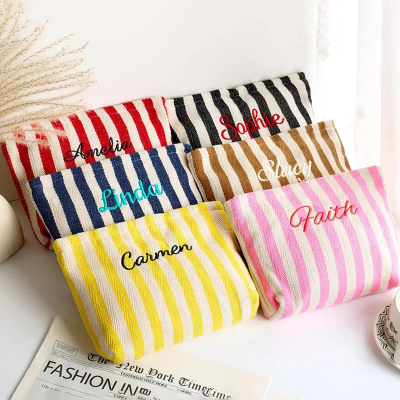 sac de maquillage coloré brodé personnalisé avec monogramme pour femme, pochette de toilette rayée pastel, cadeau evjf pour la douche nuptiale