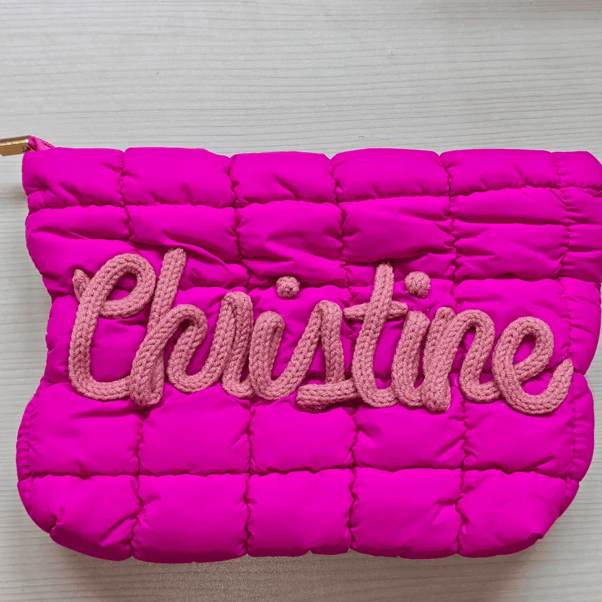 pochette à maquillage personnalisée — pochette zippée matelassée avec nom personnalisé | sac cadeau de voyage | organisateur de voyage portable ultra-doux