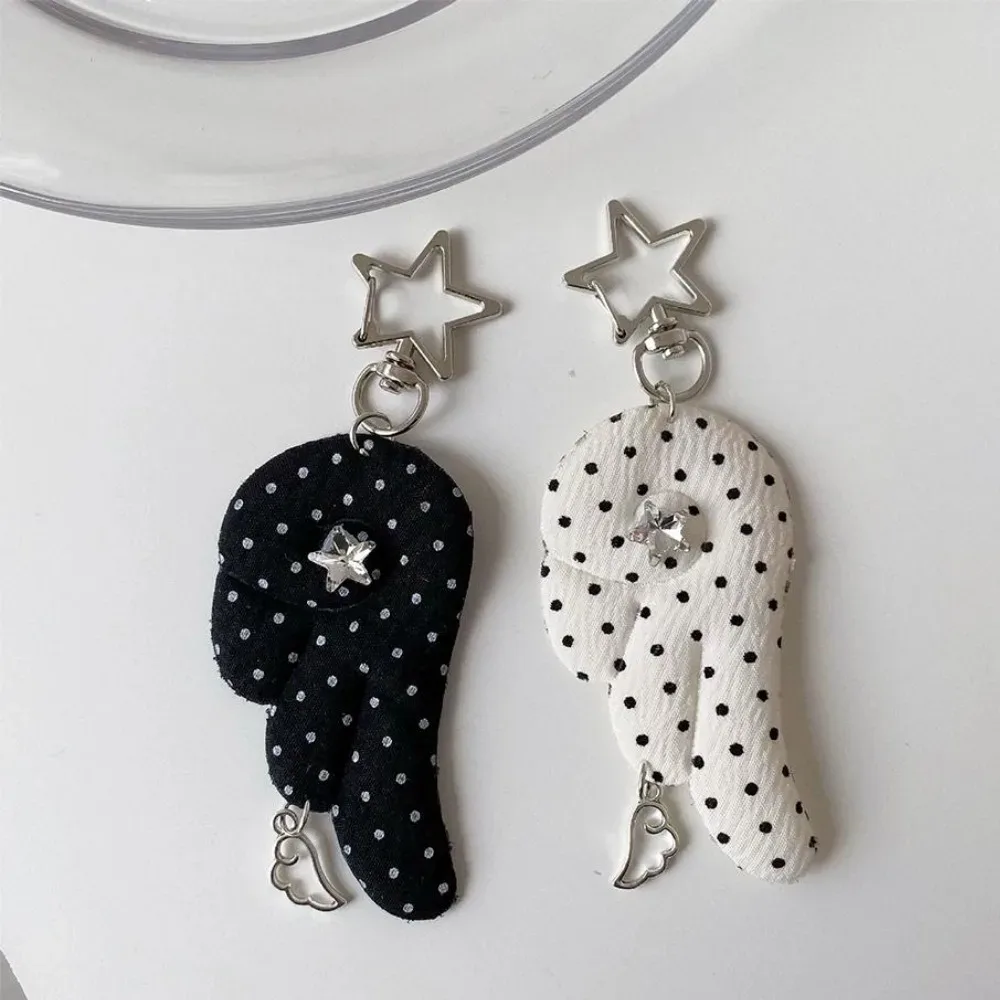 cadenas serrure tsa pochette cuir noir détails métal argent ailes tissu blanc noir pois coeur étoile metallique chaînes