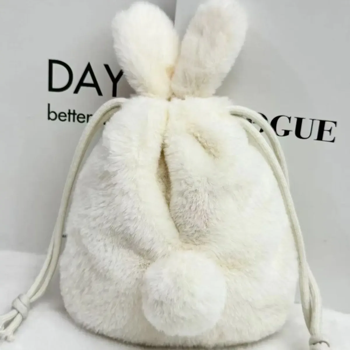 sac de rangement à cordon en forme de lapin en peluche, trousse de maquillage douce et moelleuse en forme de lapin, étui pour téléphone, polyvalent pour les voyages quotidiens, un excellent choix de cadeau pour la saint-valentin, la fête des mères, thanksgiving et plus de 10 grandes fêtes.