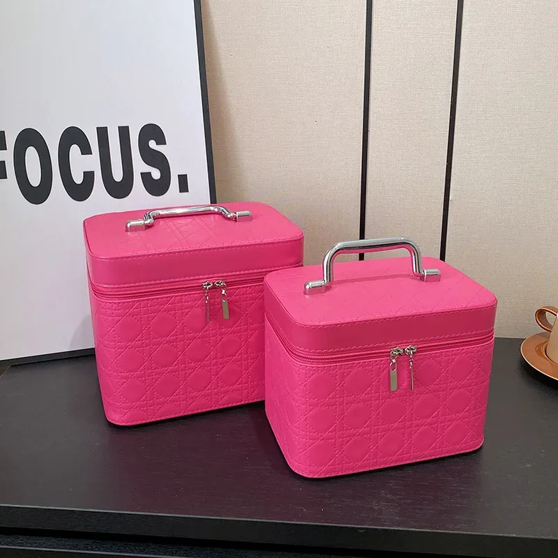 nouvelle trousse de maquillage grande capacité 2026 en couleur unie avec broderie, boîte de rangement cosmétique pour demoiselles d'honneur et usage domestique en matière pu