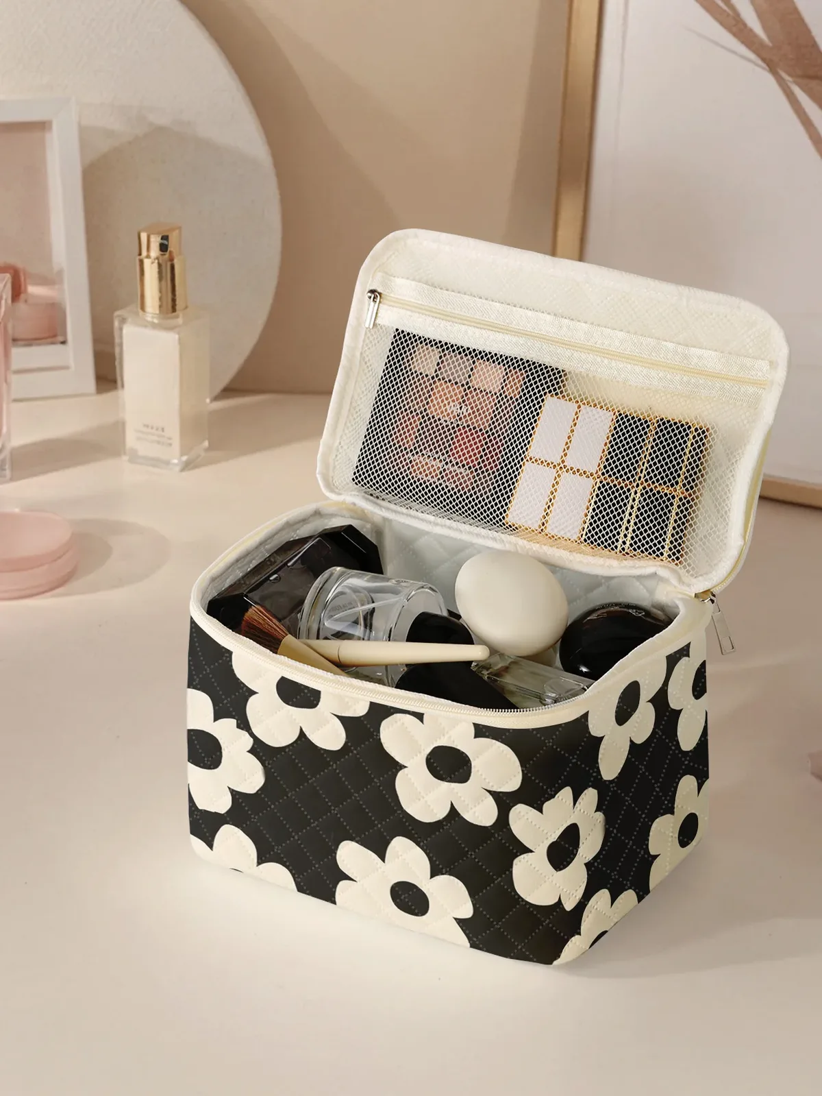 cosmétiques de voyage portables avec petits motifs de fleurs jaunes, sac de rangement de voyage de grande capacité, trousse de maquillage mignonne et élégante, 1pc
