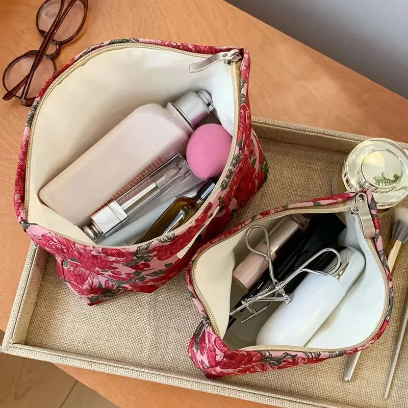 sac à cosmétiques pour femmes, étui vintage en tissu jacquard floral rouge foncé, pochette de rangement de maquillage avec fermeture éclair, petit grand sac pour brosses de toilette