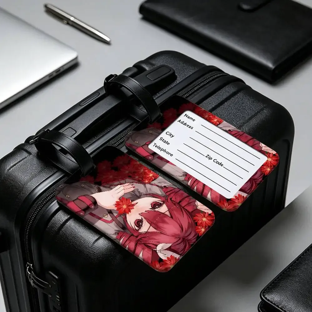 étiquette bagage plastique pvc motif femme cheveux rouges costume noir fond rouge noir poignée métal espace inscription contact usage voyage école identité