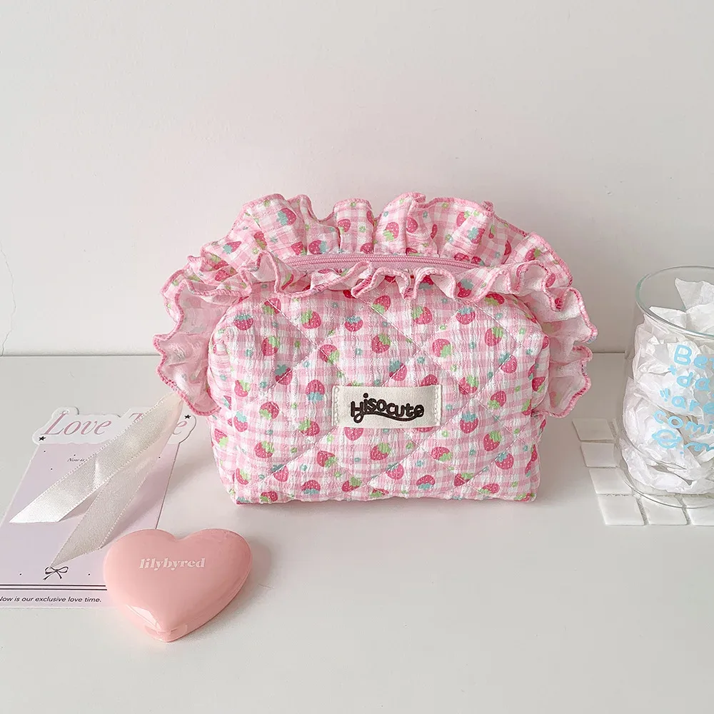 sac de maquillage coréen tendance en dentelle florale avec motif de fraises, sac de toilette portable mignon pour filles, grande capacité, cadeaux pour femmes