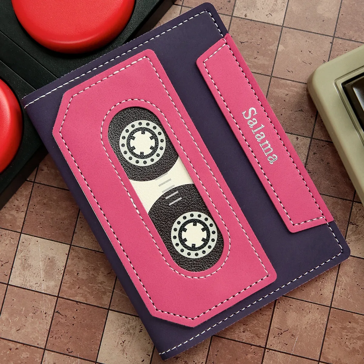 housse de passeport en pu à motif cassette rétro, porte-passeport multifonction avec emplacements cartes, personnalisable gravure prénom, accessoire de voyage vintage, cadeau original pour amateurs de voyages et musiqu