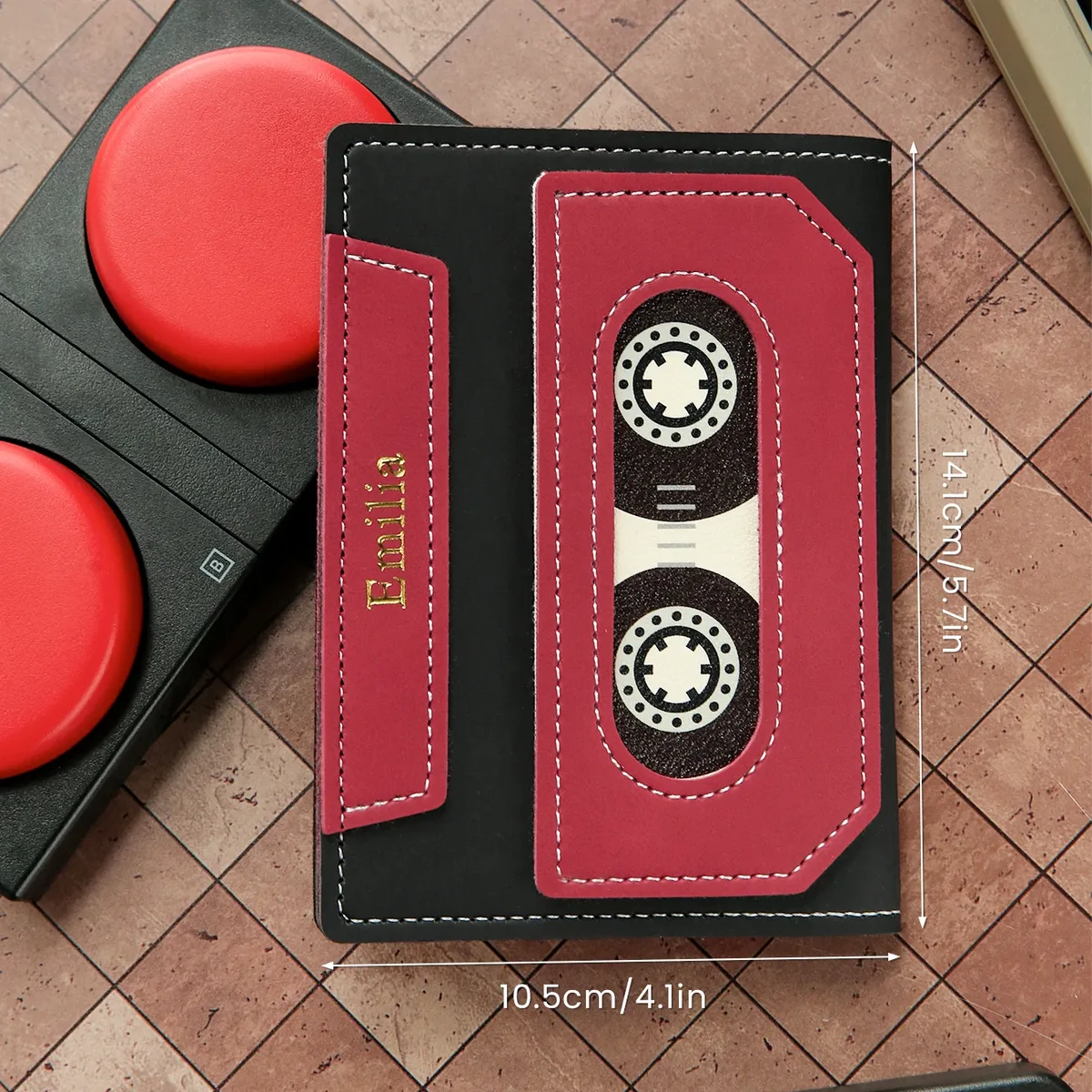 housse de passeport en pu à motif cassette rétro, porte-passeport multifonction avec emplacements cartes, personnalisable gravure prénom, accessoire de voyage vintage, cadeau original pour amateurs de voyages et musiqu