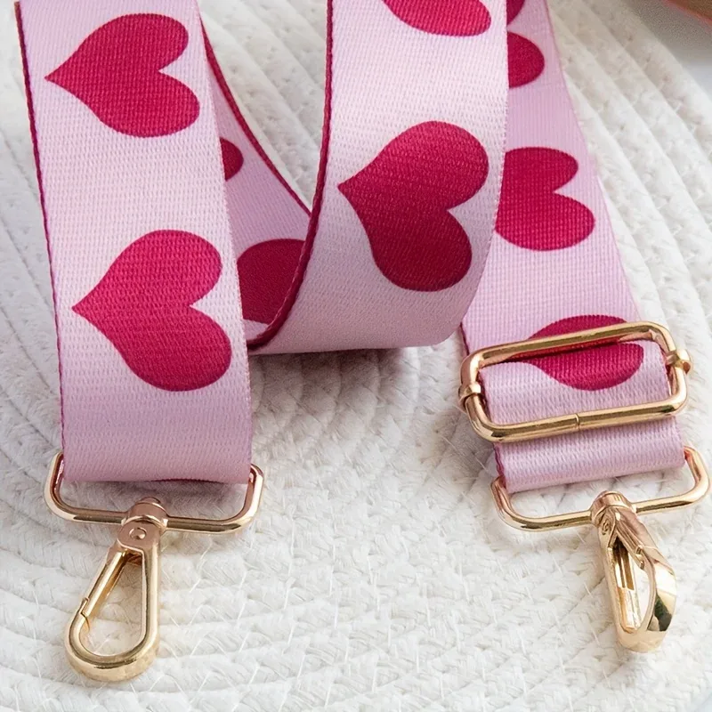 sangle de sac à dos à motif en forme de cœur rose. idéal pour accrocher des objets tels que des tasses de voyage, des appareils photo, des guitares, etc.