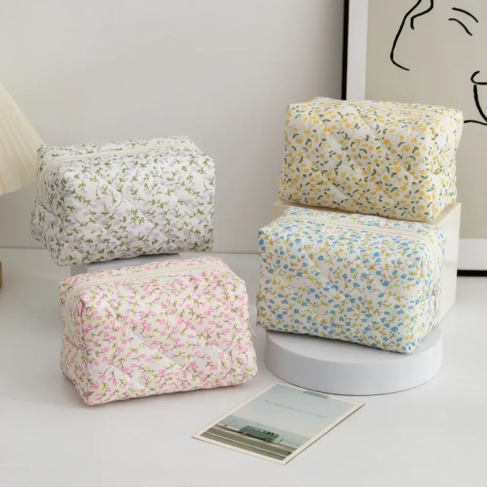 trousse de maquillage portable en coton matelassé à fleurs, sac à main de toilette multifonctionnel de grande capacité, porte-monnaie léger pour femmes