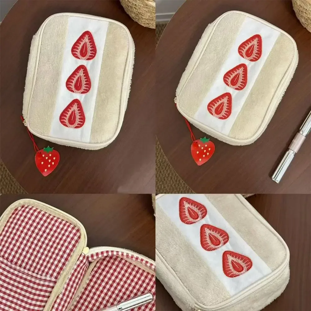 pochette à stylos kawaii en peluche, motif fraise, trousse de maquillage multifonctionnelle, pochette à papeterie brodée mignonne, pour l'école et le bureau