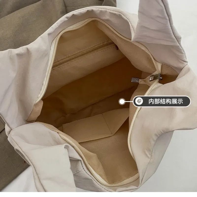 sac à bandoulière décontracté en nylon avec fermeture éclair et logo personnalisé, sac à main polyvalent pour les trajets quotidiens, pochette de rangement en polyester de couleur unie pour le shopping
