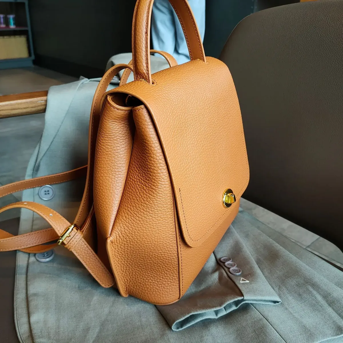 sac dos cuir vachette beige marron clair foncé format petit rectangulaire bandoulière poignée souple antivol usage voyage école collège
