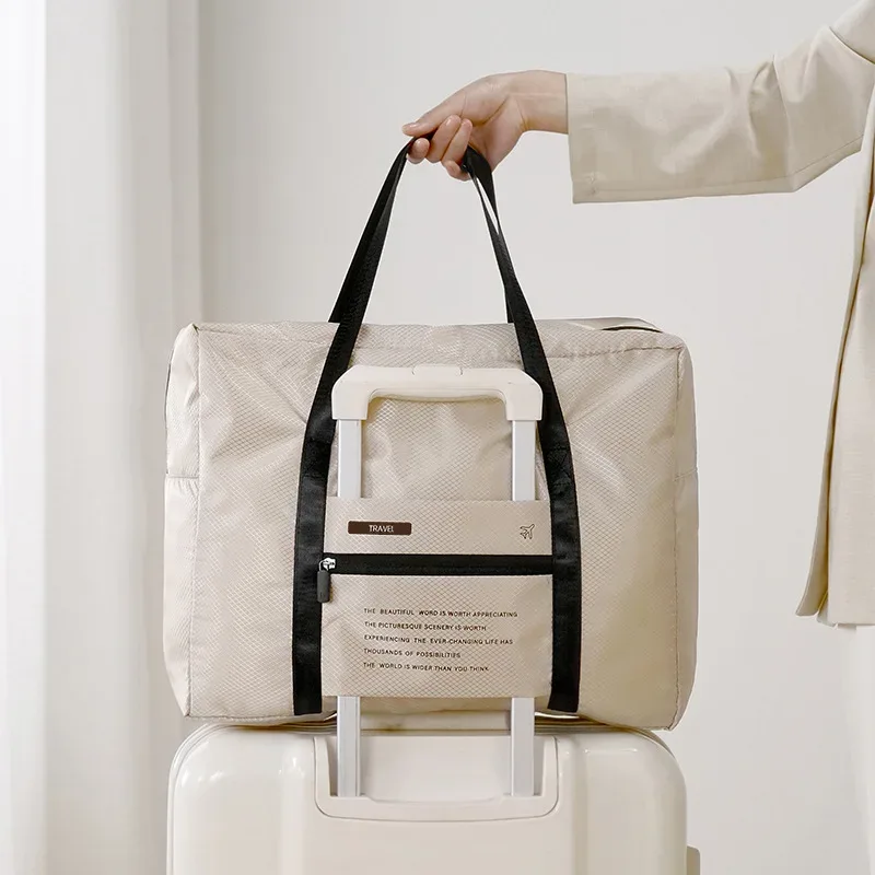 un sac à main pliable qui peut être fixé à la poignée d'un bagage, avec une grande capacité pour contenir les essentiels de voyage ; il peut également être plié en un sac de rangement compact en quelques étapes simples, ce qui permet de gagner de la place à la maison lorsqu'il n'est pas utilisé. lors de déplacements professionnels, il peut être déplié pour ranger des objets et replié lors du retour, combinant ainsi "une grande capacité de stockage" et "un rangement compact", ce qui en fait un allié pratique pour les voyages d'affaires, les courts séjours et les résidences étudiantes.