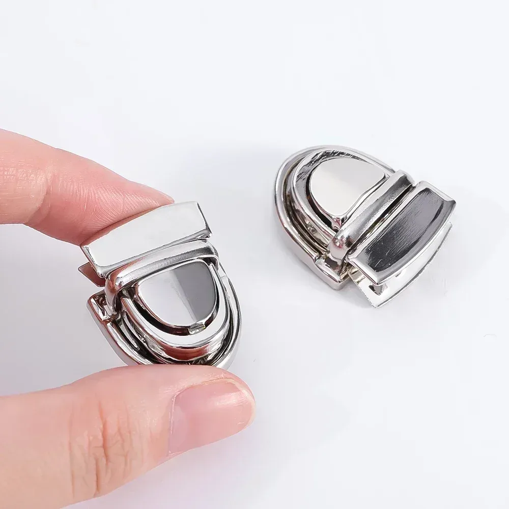 cadenas serrure tsa métal forme ovale bouton central poignée incurve couleur doré voyage sac main bandoulière transversale portefeuille usage travail artisanal
