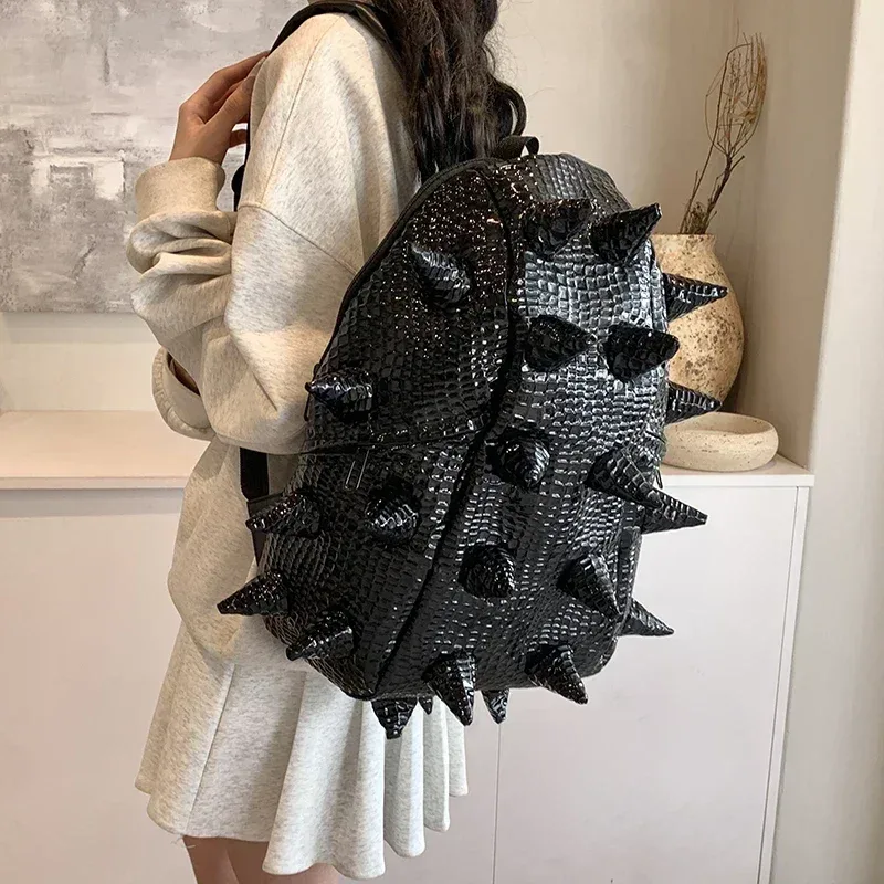 style punk mode conception unique sacs à dos 2025 nouveau hérisson grande capacité sacs style chaud pu personnalité sacs de voyage spike