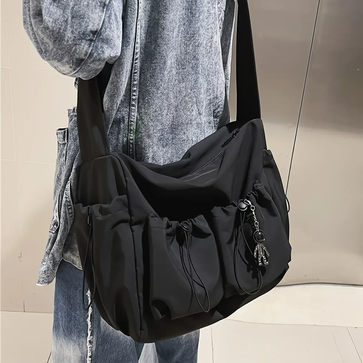 sac bandoulière tendance avec accent cordon de serrage - fermeture éclair spacieuse et sécurisée - comprend un élégant porte-clés pour sac