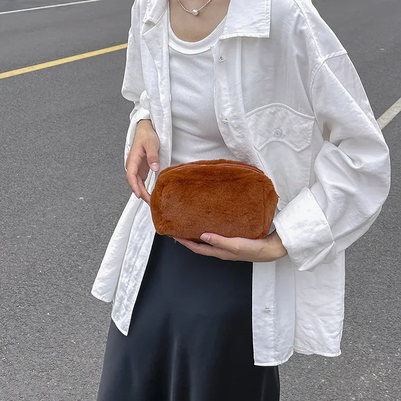 pochette à maquillage en peluche, sac cosmétique sécurisé en fausse fourrure, pochette à maquillage moelleuse, pochette cosmétique grande capacité en peluche pour pochette élégante