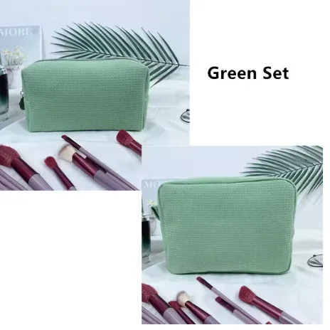 trousse de toilette personnalisée en tissu gaufré : pochette de toilette monogrammée | organisateur de voyage avec nom brodé | cadeau pour une future mariée