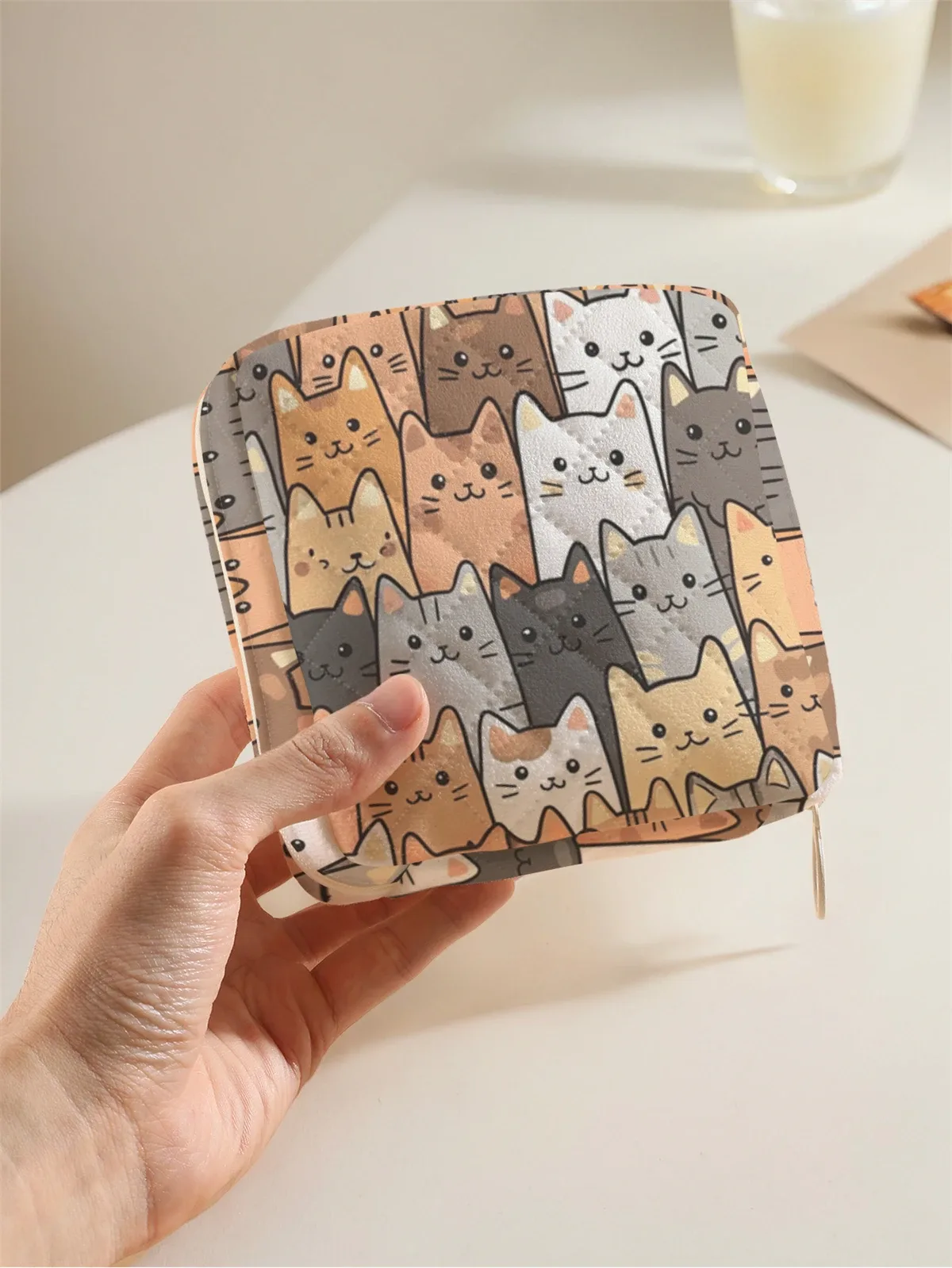 trousse polyester chats mignons couleur beige motifs dessin animé format carré fermeture glissière usage voyage maquillage cosmétiques