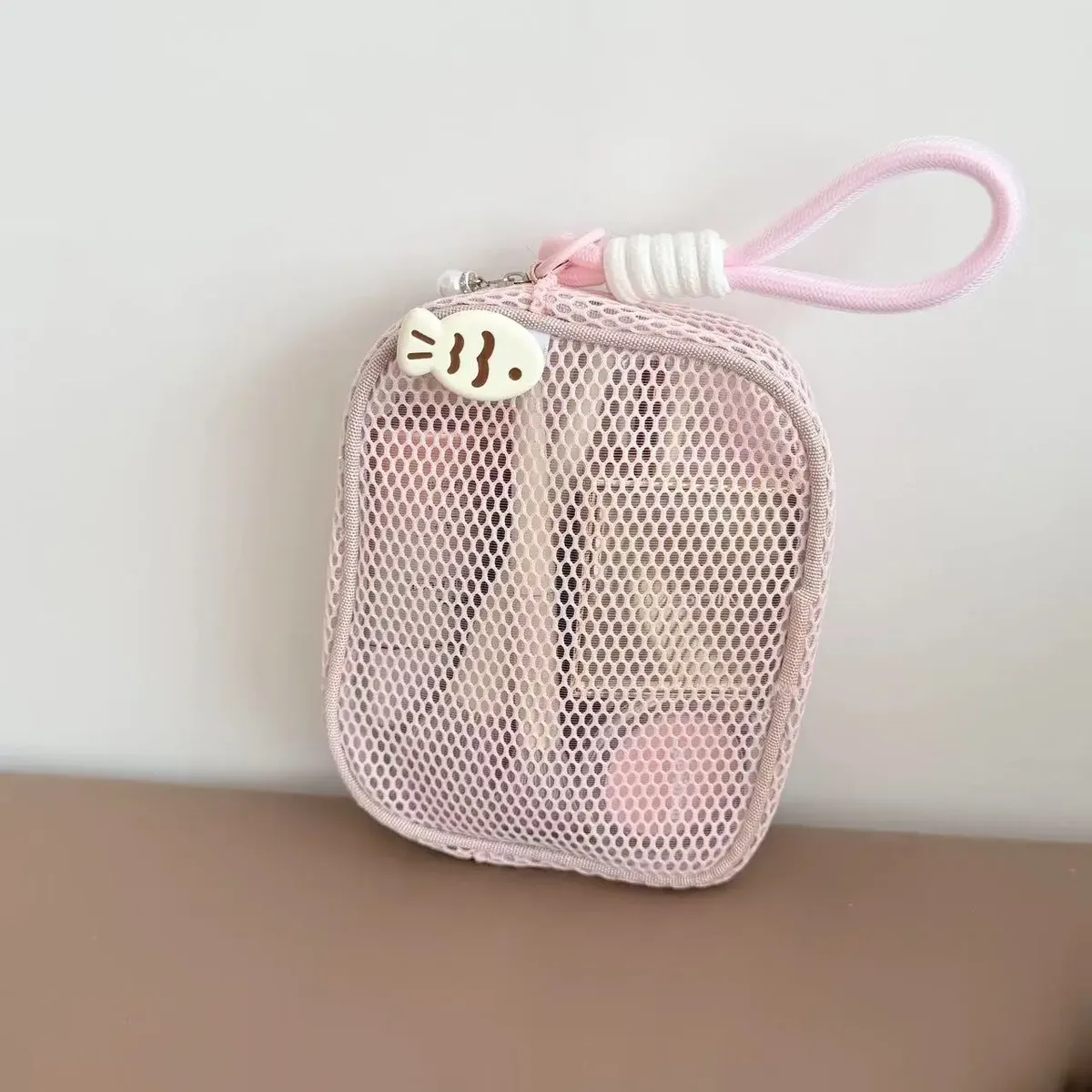 pochette cosmétique en maille cubique, trousse de maquillage esthétique dopamine avec fermeture éclair perlée, sac de toilette de voyage portable de grande capacité