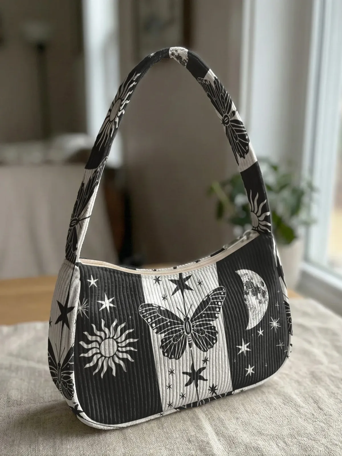 sac à bandoulière tendance imprimé soleil, lune et papillon, sac sous le bras en velours côtelé noir et blanc pour un usage quotidien décontracté
