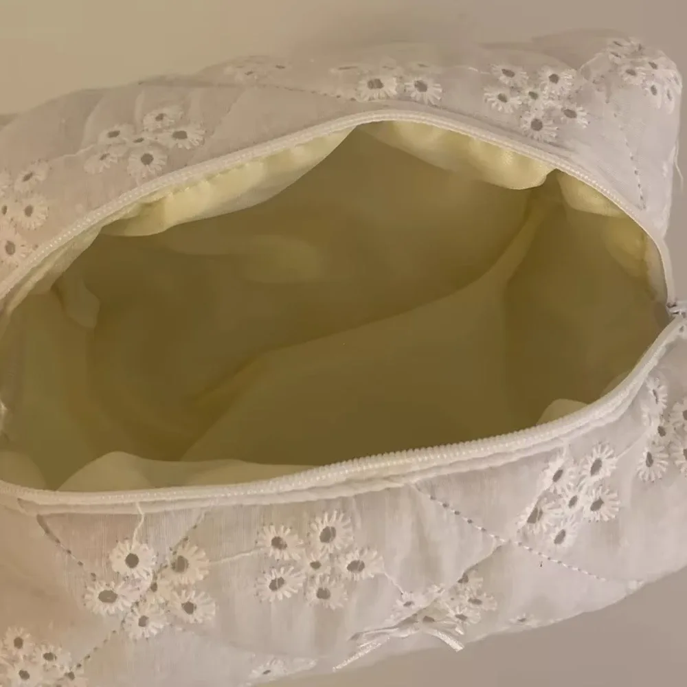 trousse de maquillage élégante en dentelle blanche, pochette cosmétique de mariée matelassée avec nœud brodé floral, cosmétique cadeau de toilette de voyage pour femmes