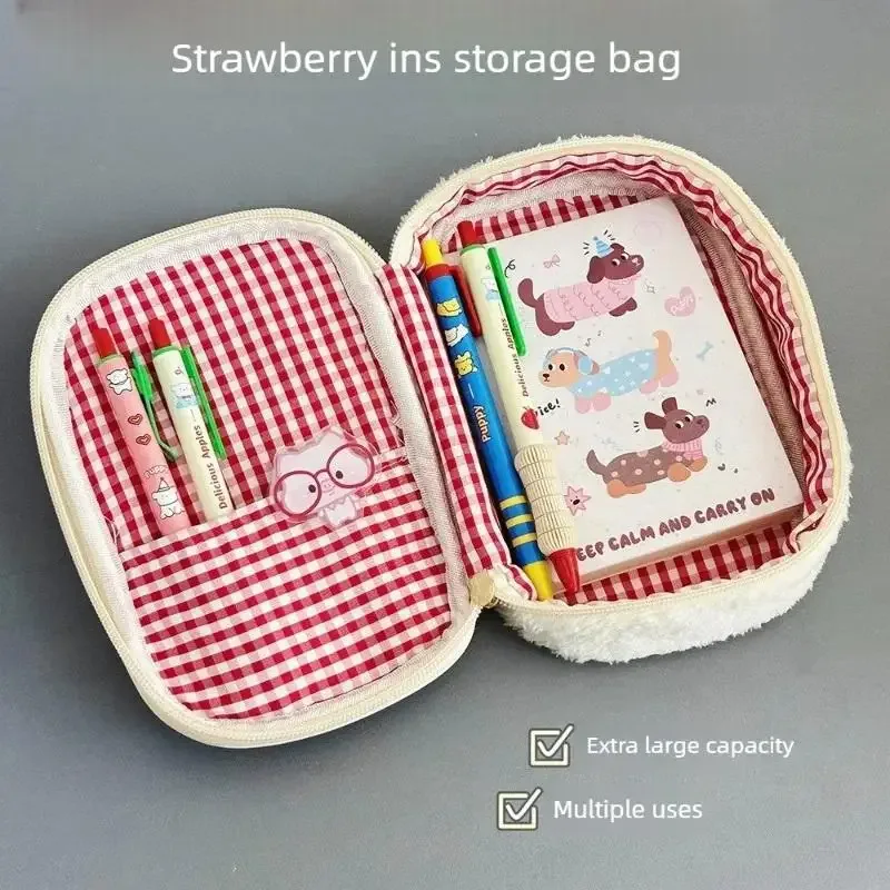 sac de rangement pour papeterie en peluche mignon en forme de fraise, pochette cosmétique duveteuse, grande capacité, trousse à crayons multifonctionnelle pour usage quotidien.