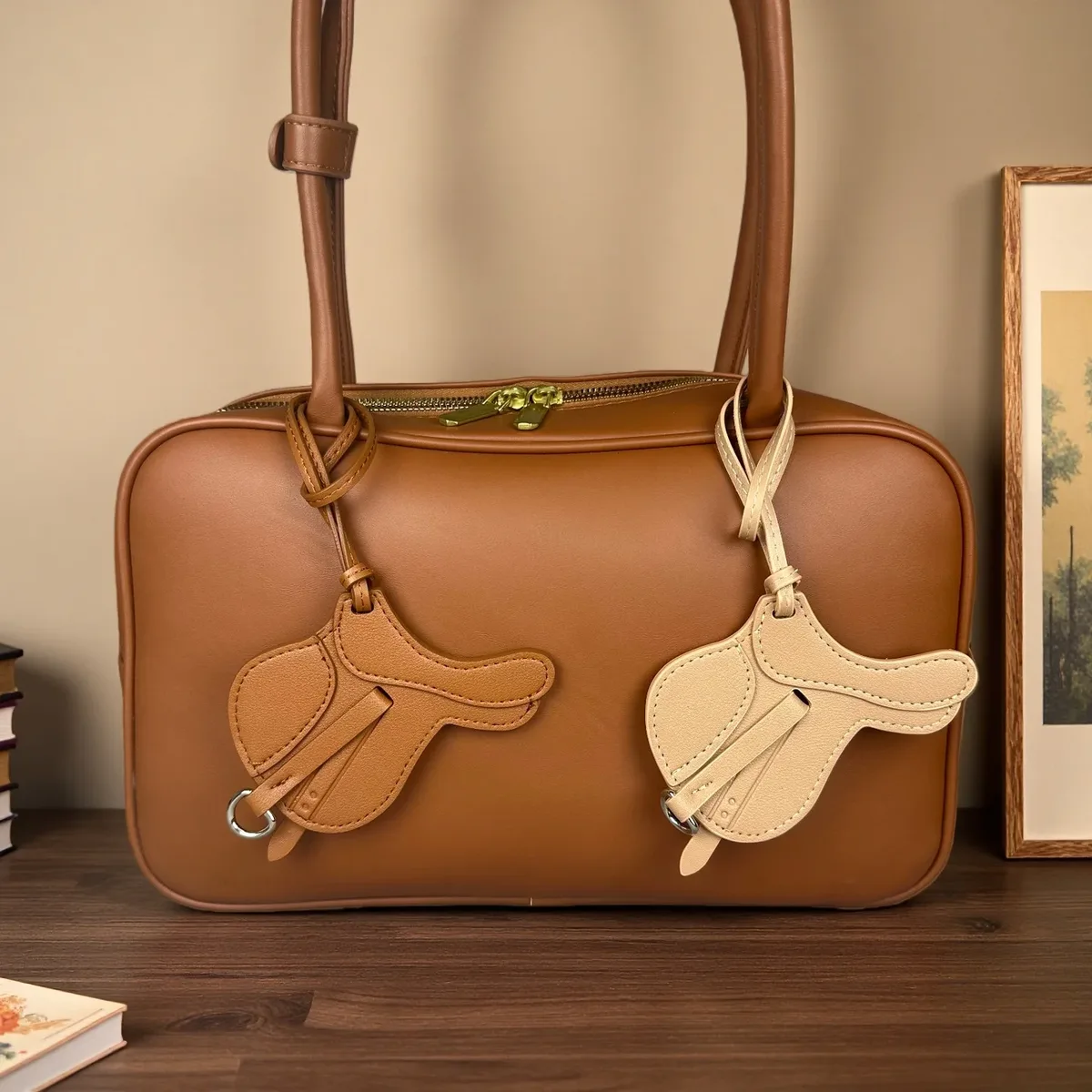 pochette selle cheval cuir marron clair ornementation équestre accessoire voyage style raffiné artisanal unique