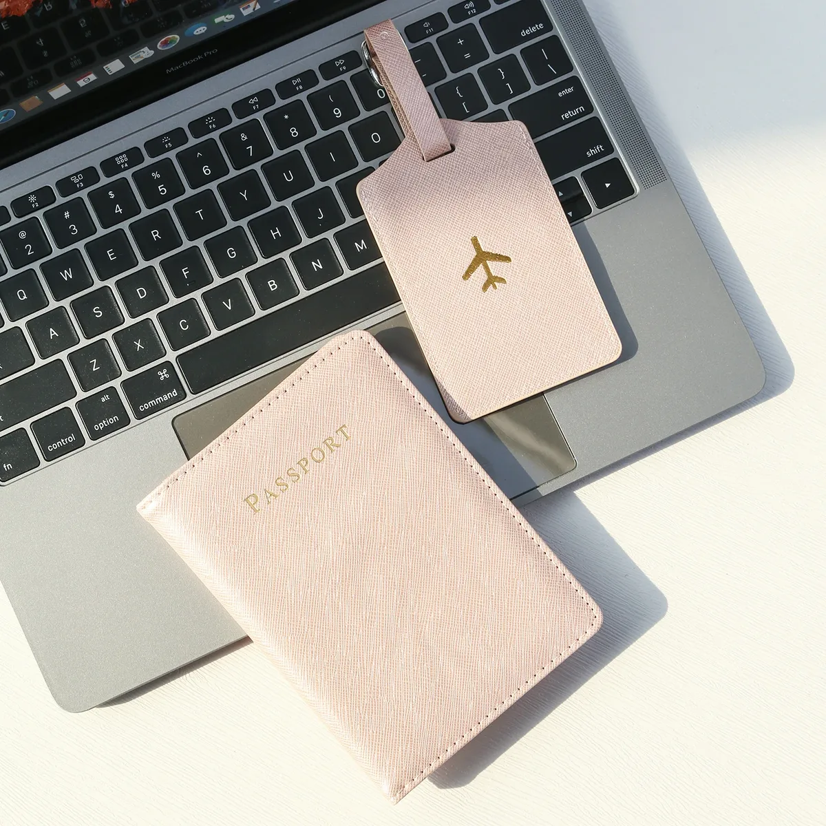 étiquette bagage simili cuir rose doré passeport motif avion accessoire voyage compartiment documents cartes identité