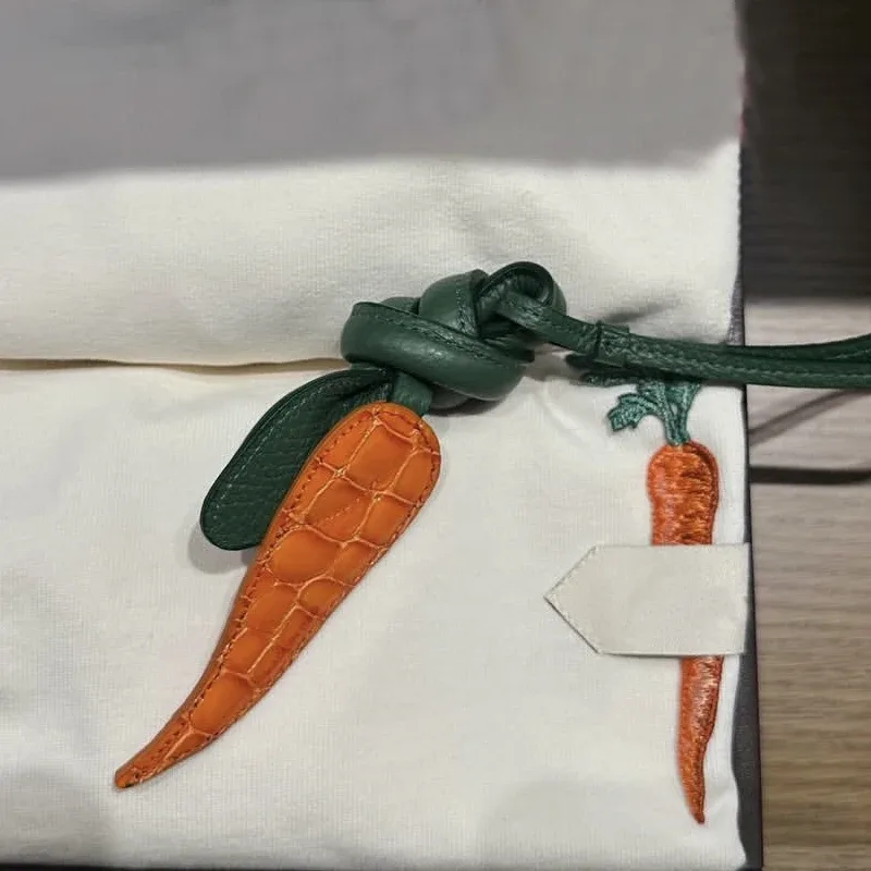 accessoires de sacs de marque tendance pour sacs à main et pochettes nouveautés 2026 en pu formes de fruits et légumes breloques de créateurs de luxe à combiner pour sac bandoulière