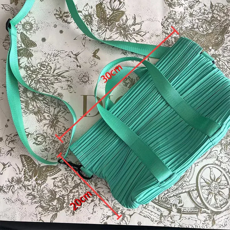 sac bandoulière miyake japonais décontracté et sportif, plissé, style gyoza, pour hommes et femmes, avec grande capacité et fermeture éclair simple -- sans étiquette