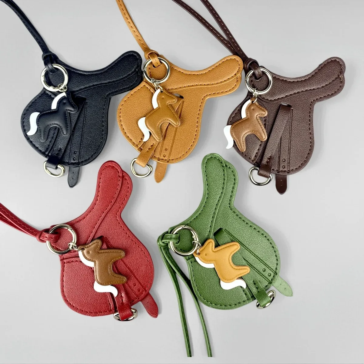 breloque de sac en cuir pu faite à la main avec petit pendentif cheval – cadeau équestre élégant et unique pour sac à main, porte-clés et sac à dos