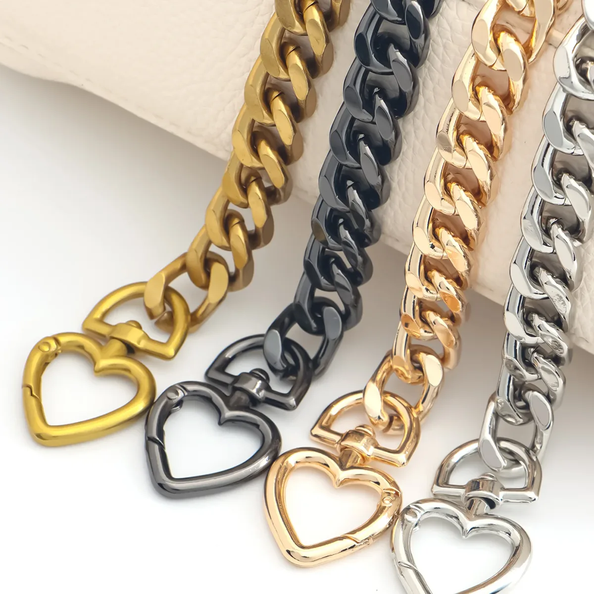 chaîne métal dorée maillons coeurs forme bandoulière accessoire sac voyage chic elégant femmes mode travaux mains brillance