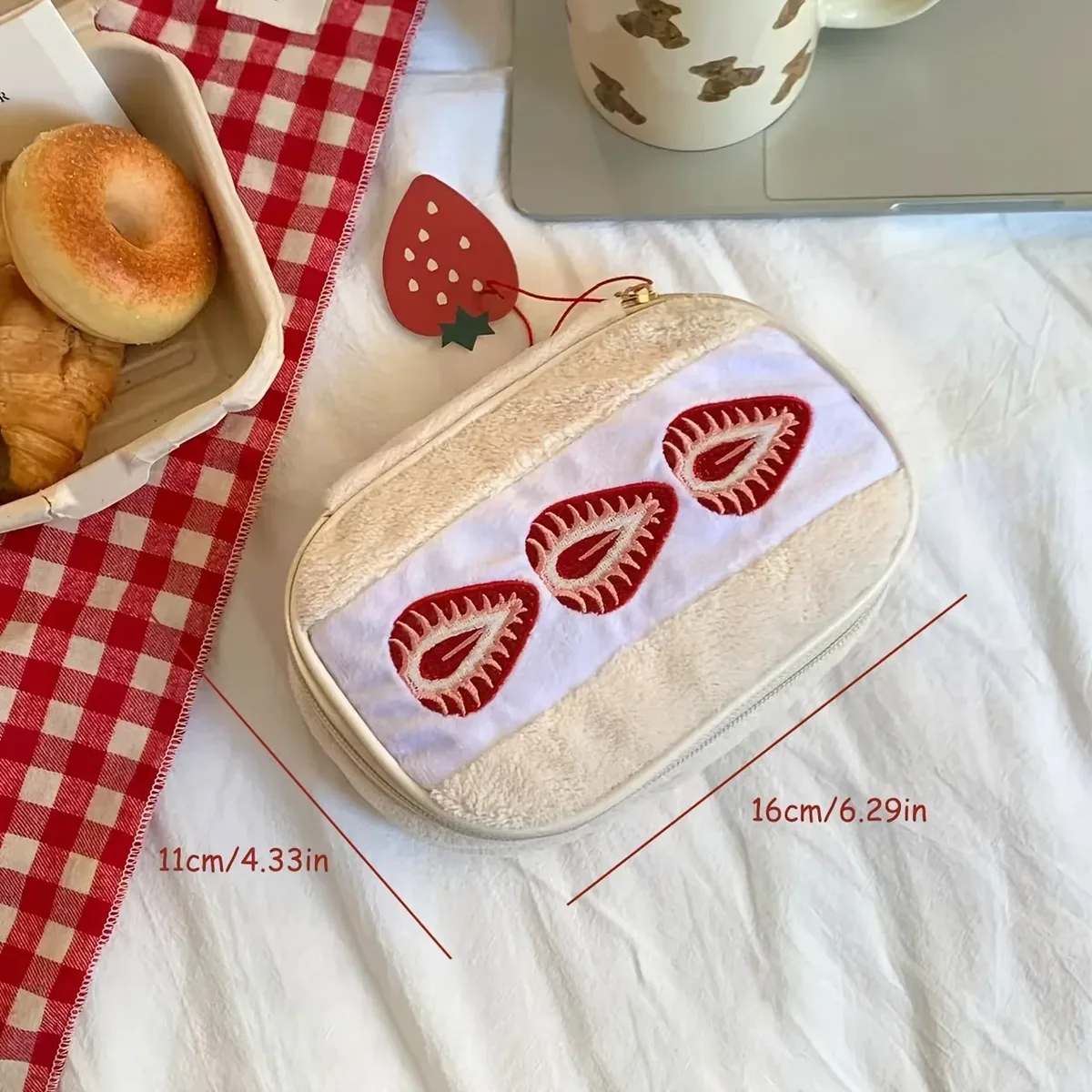 1 pièce trousse de maquillage brodée fraise avec doublure à carreaux, pochette cosmétique portable, sac brodé mignon de style coréen pour le voyage