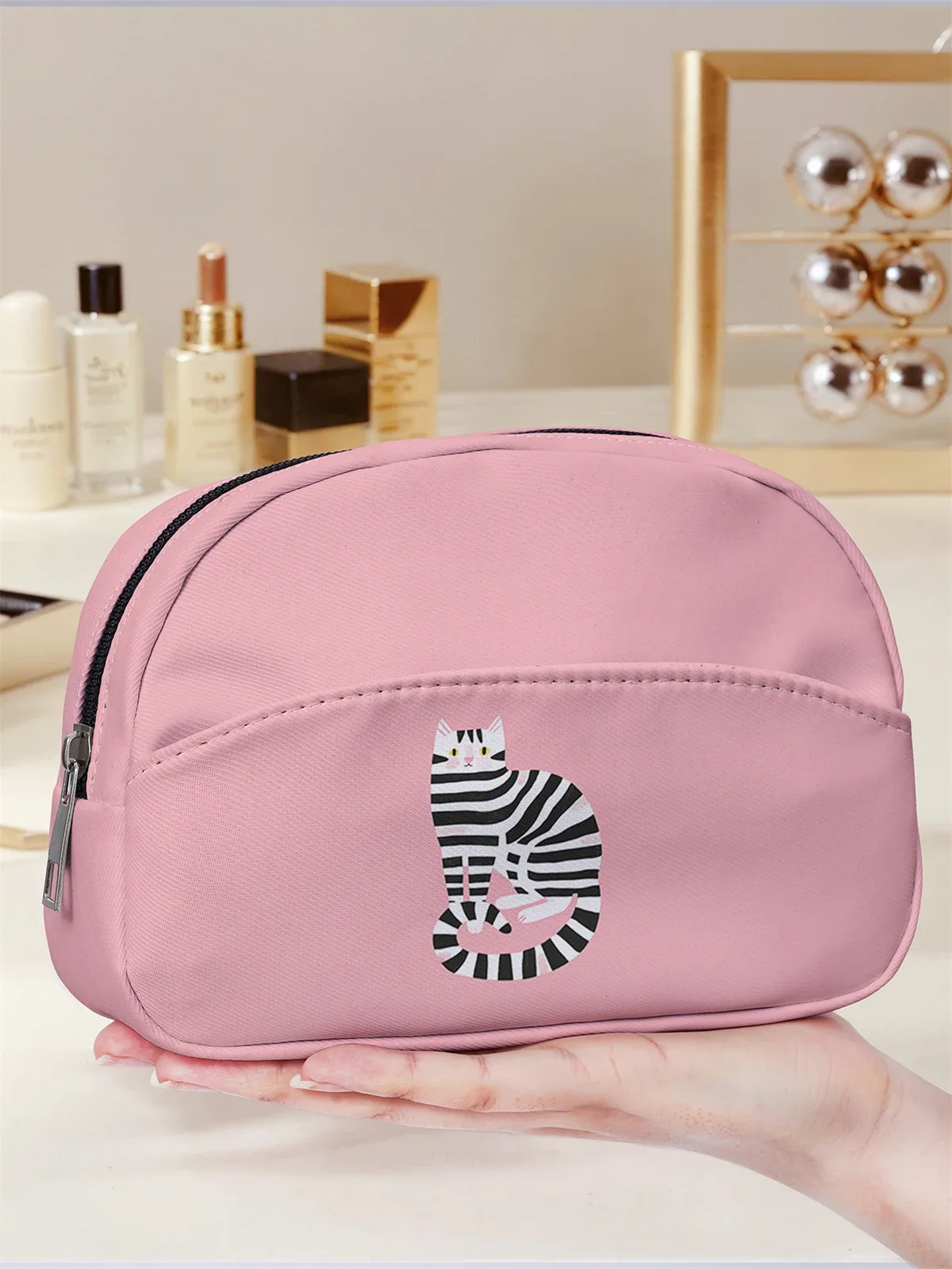 trousse de maquillage art nouveau à motif floral blanc et chat noir, avec fermeture éclair, pour le rangement des articles de toilette en voyage.