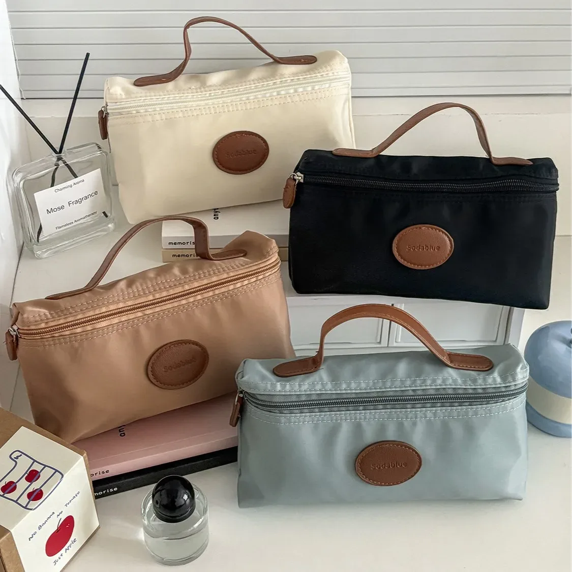 nouvelle trousse de toilette en nylon avec étiquette en cuir, légère et portable, organiseur de maquillage de voyage tendance pour femmes et hommes