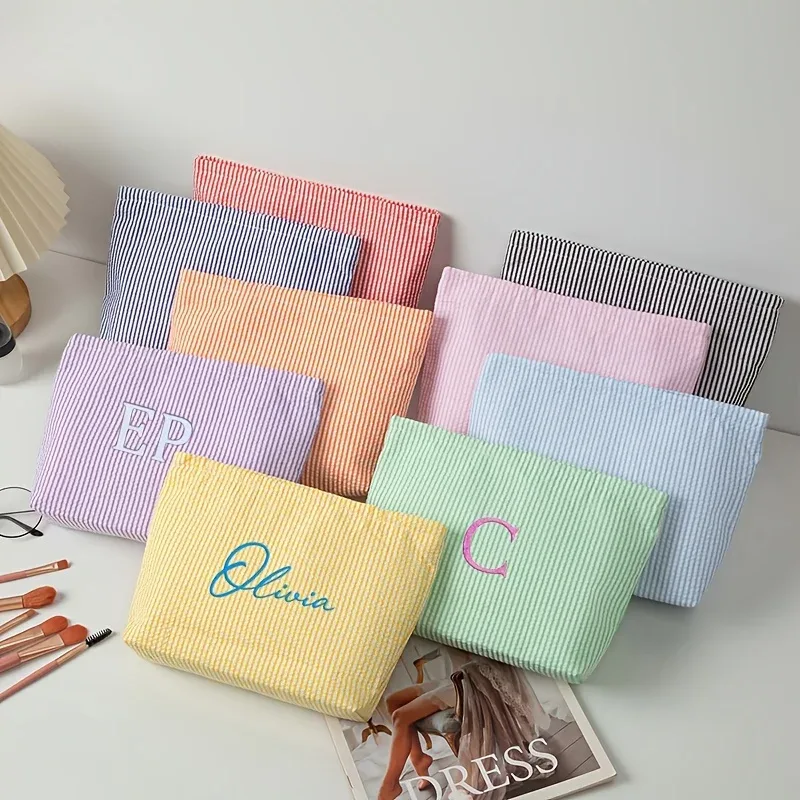 pochette de toilette brodée personnalisée à rayures, idéale pour le rangement des articles de beauté quotidiens, cadeau parfait pour les fêtes