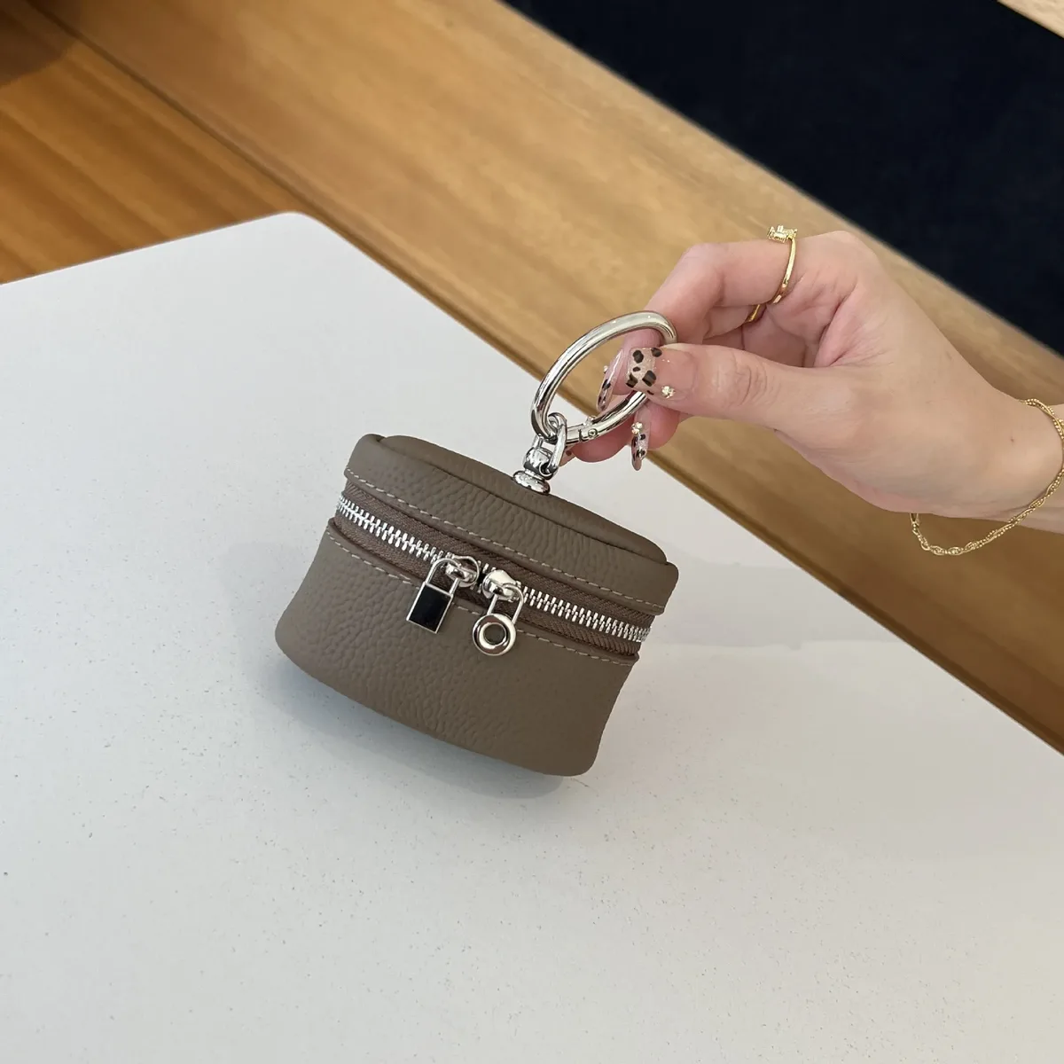 lettres personnalisées gratuites sac en peau de vache charme petit porte-monnaie ins vent simple portable sac de cou rouge à lèvres organisateur sac écouteur sac