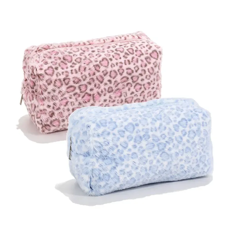 trousse toilette plush imprimé léopard rose beige motif léopard bleu clair voyage cosmétiques maquillage sac peluche